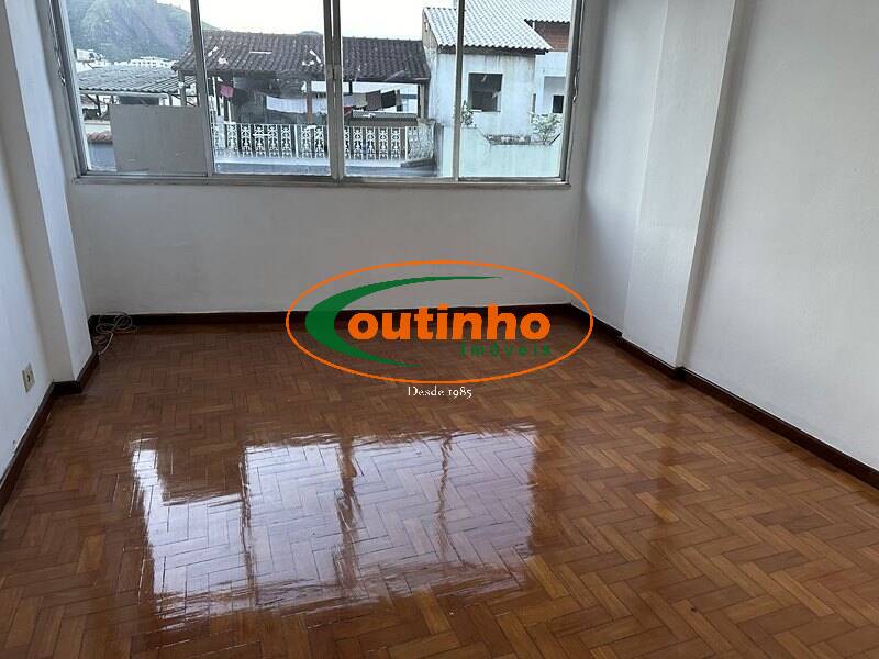 Apartamento à venda com 2 quartos, 75m² - Foto 2